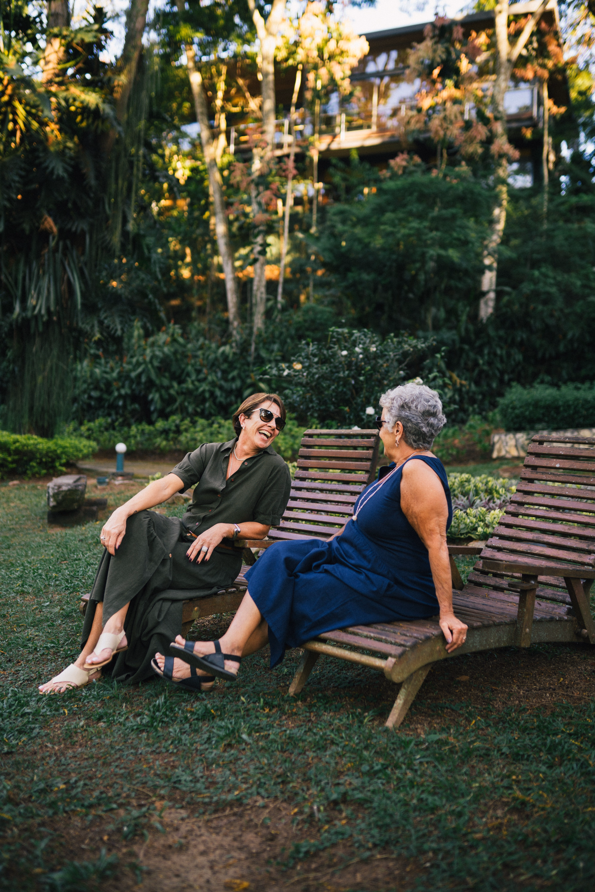 Mulheres sorrindo em um parque